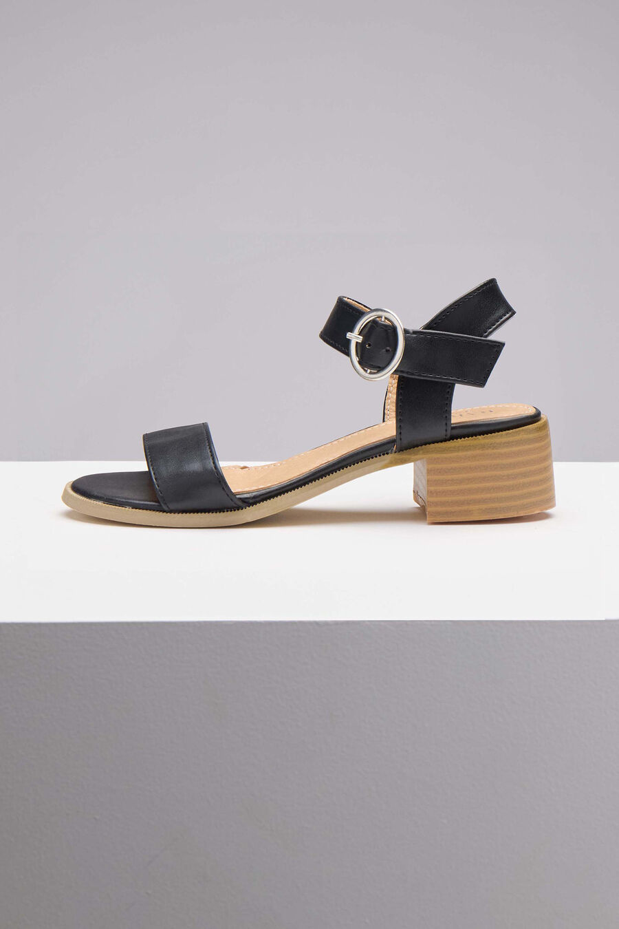 BUCKLE HEEL in colour BLACK