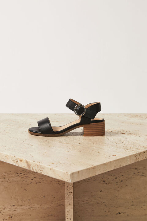 BUCKLE HEEL in colour CAVIAR