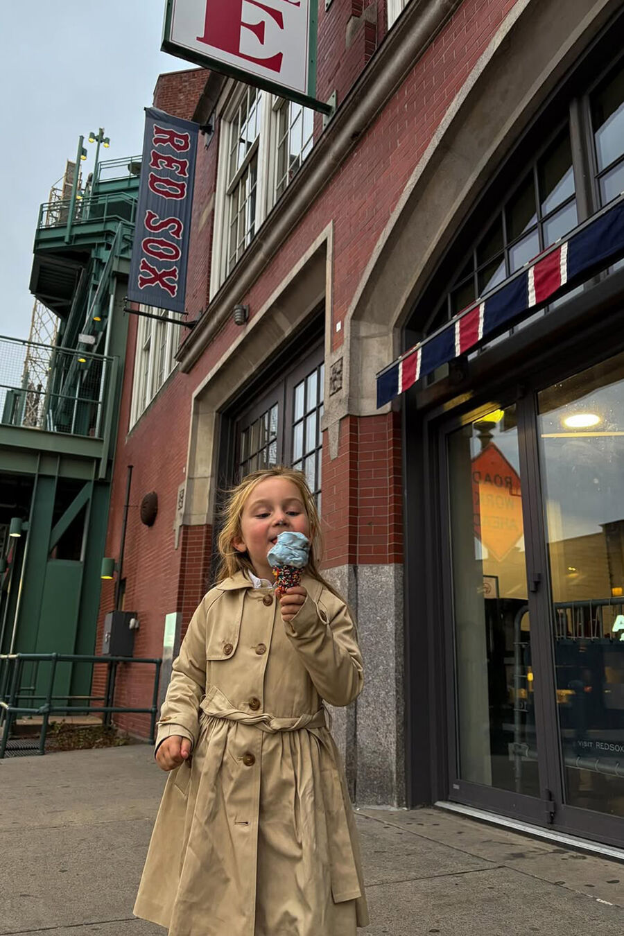 LUCIA CLASSIC TRENCH in colour TAN